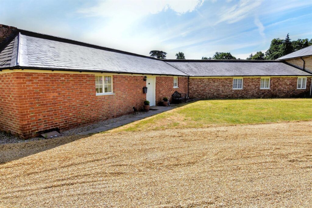 Garden Lane, Tyringham,Newport Pagnell, MK16